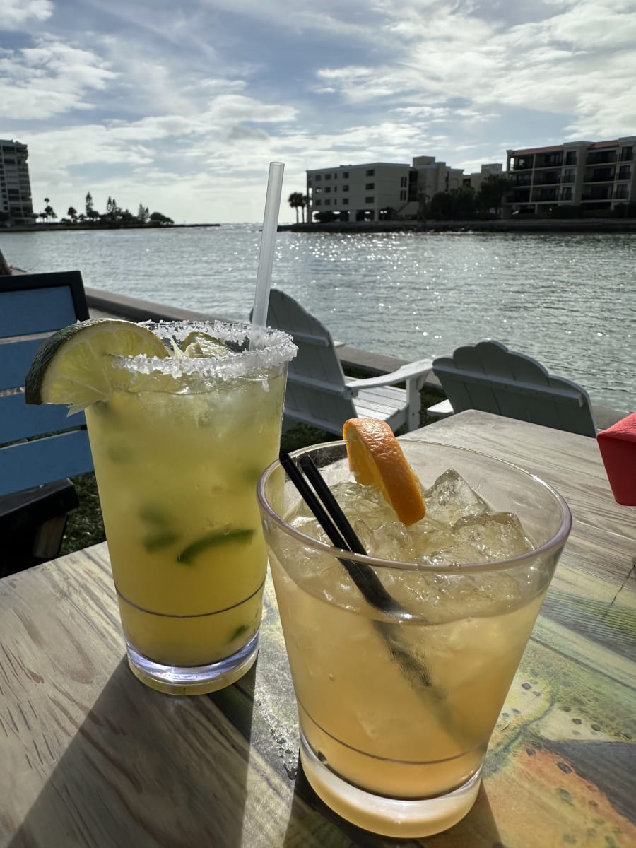 Buoys Waterfront Bar and Grill – photo 4